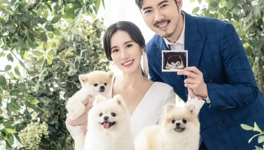 穿婚紗曬超音波！《黑澀會》Apple宣布「懷孕又結婚」 　甜喊：謝謝我們愛著彼此