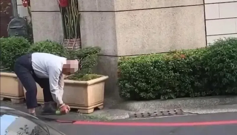 影/路權發揮到極致！台南阿公大白天門口塗銷紅線　網譏：腰力真好