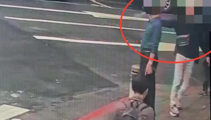 影/北市醉男搭小黃被運將丟包　抓狂暴走噴辣椒水攻擊路人