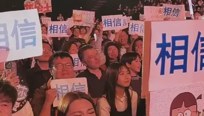 現場遇舉牌抗議！五月天阿信唱到一半咳嗽...粉絲爆哭喊「加油」