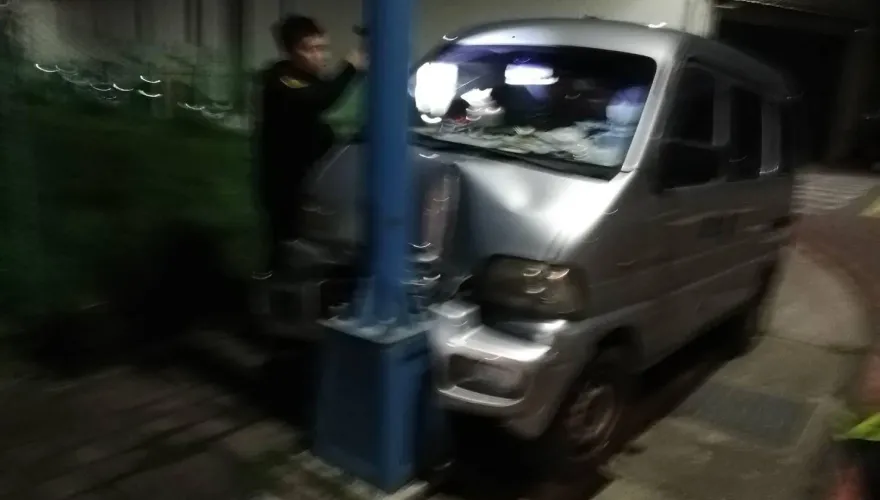 八里廂型車自撞電桿　車頭凹陷駕駛「沒呼吸心跳」不治