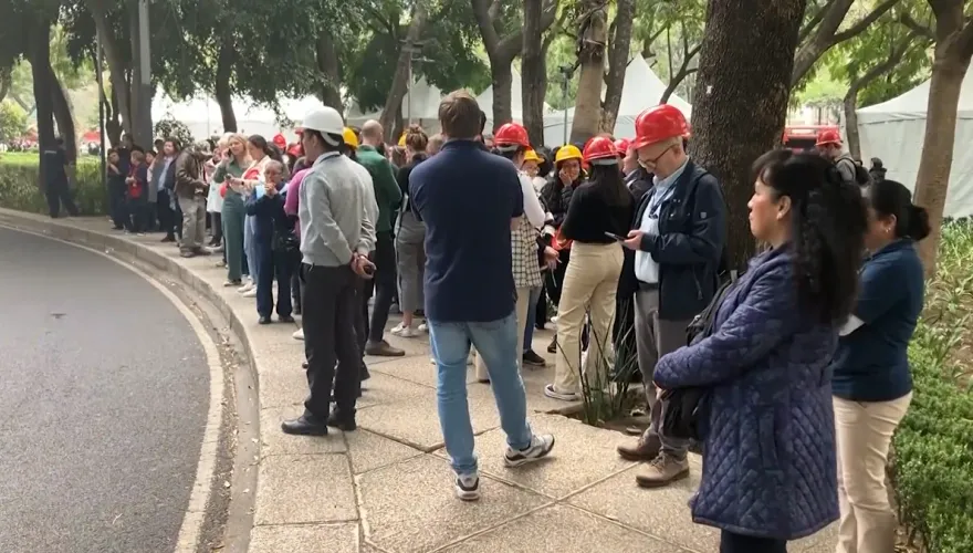 影/天搖地動！墨西哥中部發生規模5.8地震　首都搖晃民眾逃上街