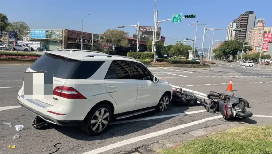 快訊/北市賓士不明原因暴衝追撞多輛機車　1騎士當場無生命跡象