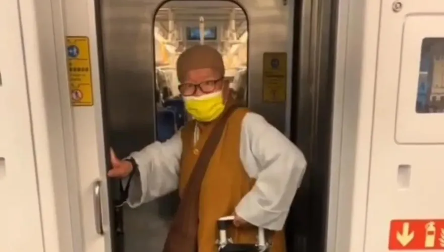 影/比丘尼台鐵列車罵人「垃圾」　網友：就是她高鐵罵母子「祖宗18代」