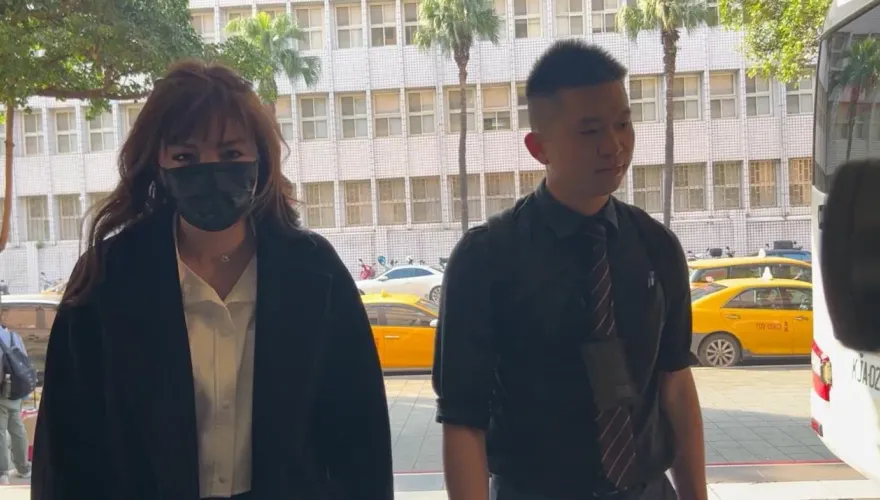 影/控朱學恒「壓肩強吻」首開庭！鍾沛君正面對決現身法院