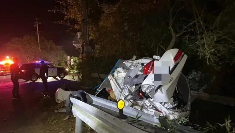 台3線自小客車過彎失控撞斷「公車站牌」　19歲男重傷命危搶救中
