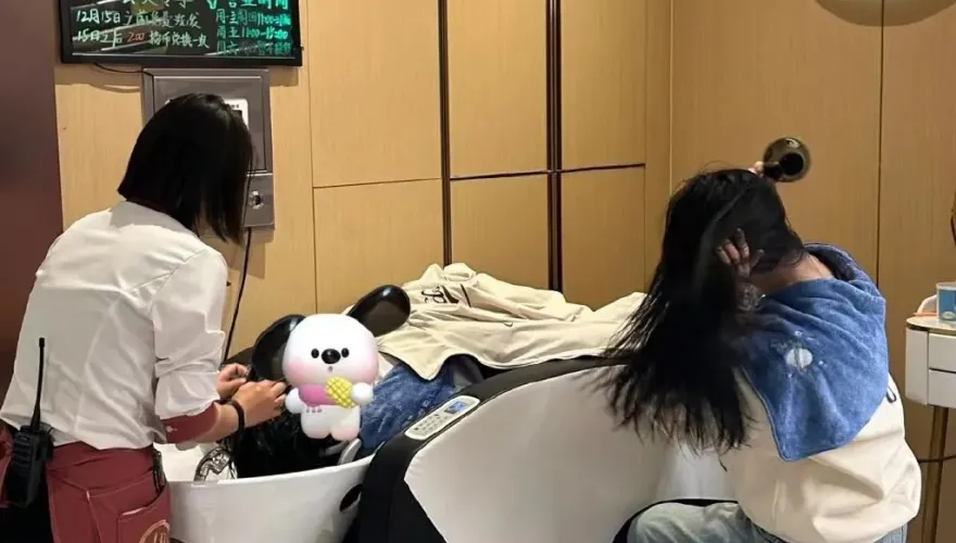技能包全開！陸海底撈再推「超狂服務」　網笑：台灣店員瑟瑟發抖