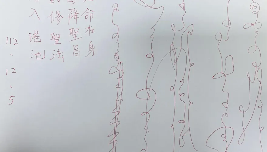 小學女兒拜拜完狂打嗝！神明到耳邊要她當乩童...在學校用紅筆寫「天語」