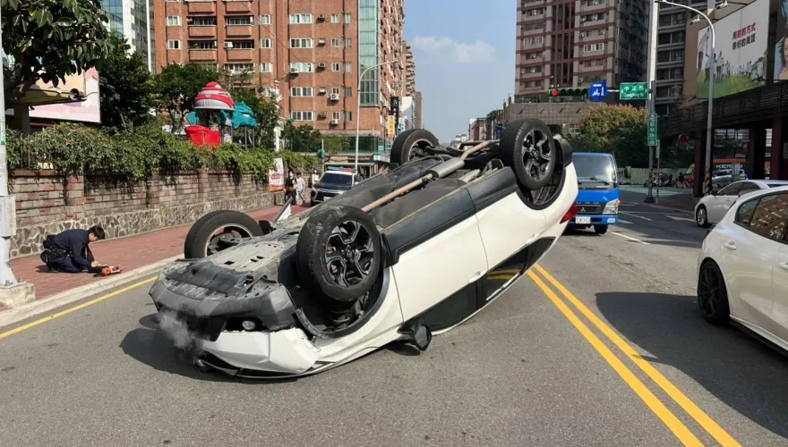 影/累了嗎？桃園男駕車恍神自撞燈桿　「烏龜翻」躺路中嚇壞路人