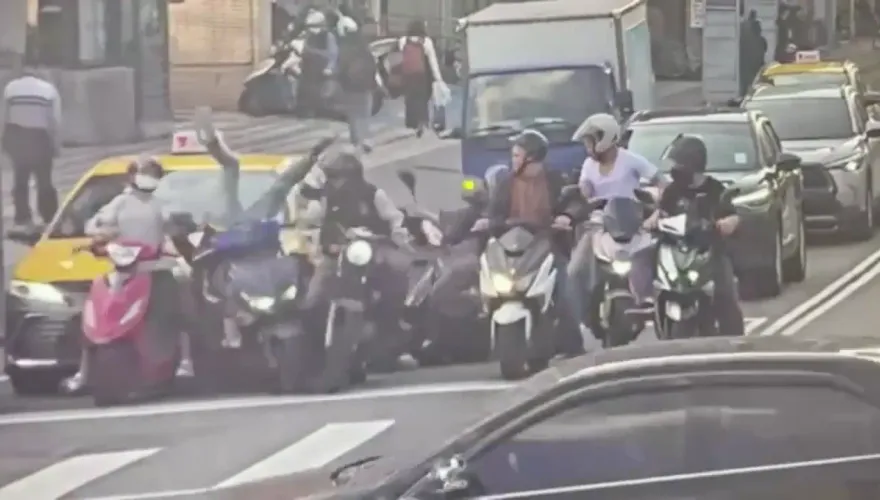 影/街頭全倒片！北市松山失控小黃爆胎追撞機車群　1女四腳朝天飛起重摔