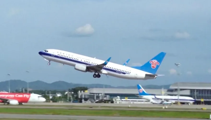 行充又惹禍！乘客「相機電池+行動電源」突冒煙　南航急折返