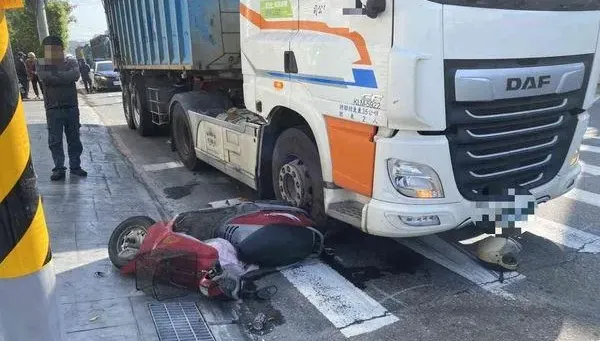 疑視線死角釀禍！曳引車起步右轉「撞倒前方機車」　騎士當場OHCA送醫不治