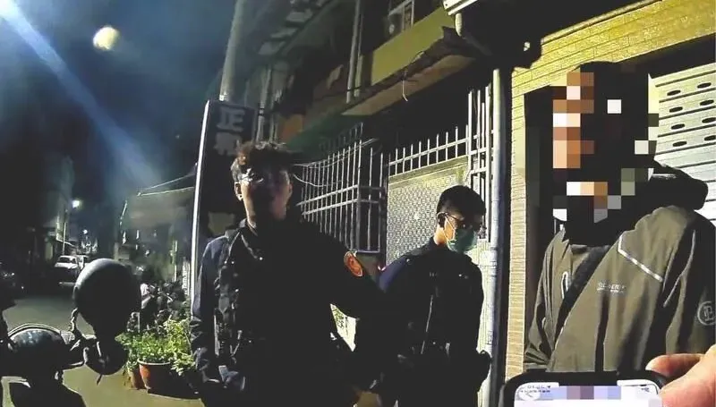 被念到崩潰求饒！男子酒駕遇「唐三藏」所長　認真講解酒測器價格一路念到派出所