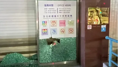 罰單沒錢繳！高雄男狂砸國稅局洩憤...「玻璃門全碎」　騎U-Bike逃2分鐘就被逮