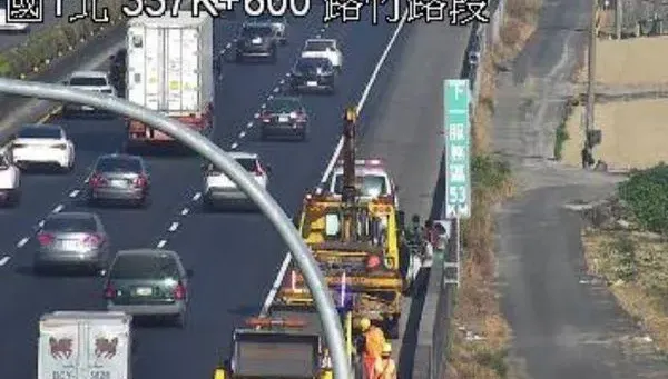 快訊/國1路竹段「轎車疑自撞路肩」！1人頭腫脹緊急送醫