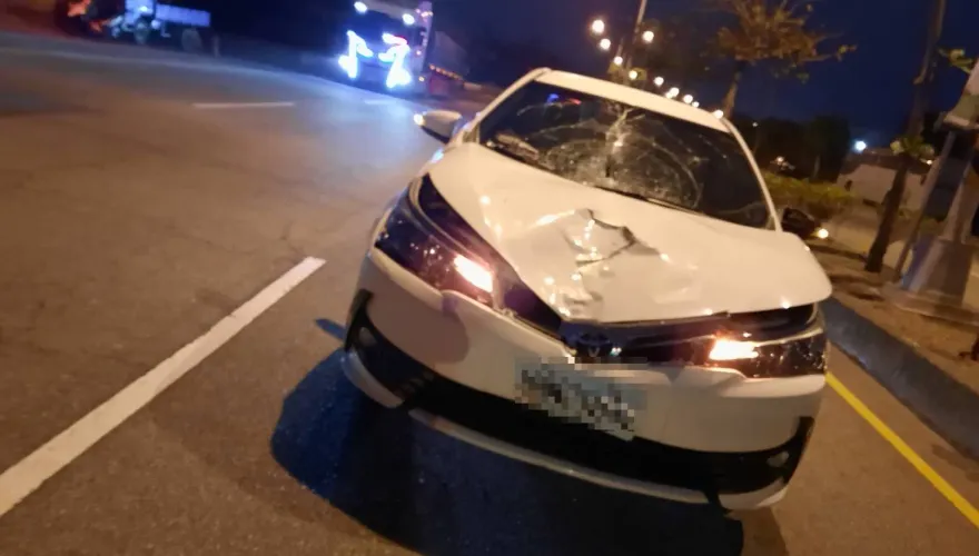 影/苗栗女過馬路被猛撞！倒臥血泊意識不清　車頭凹陷成V字