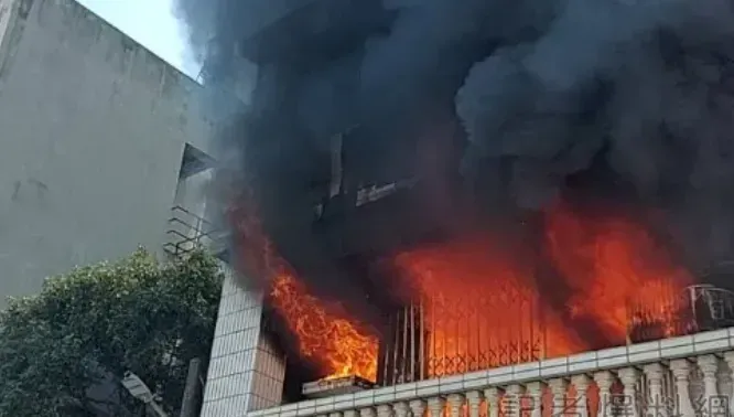 快訊/台南透天厝火警！2樓火光、黑煙狂竄　警消緊急灌救
