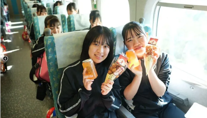 高鐵大啖泡芙、橘色特調氣泡水！「橘色惡魔」抵高雄　首場演出曲目搶先曝