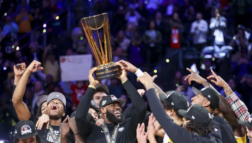 影/詹皇強摘MVP！戴維斯逆天41分20籃板　湖人季中賽奪冠
