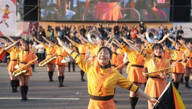 影/「橘色惡魔」襲捲高雄！上千人擠爆時代大道搶看　超震撼
