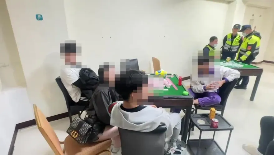 影/棋牌社暗藏賭場遭檢舉　5高中生攜熱褲妹聚賭「曾做好事」求脫身