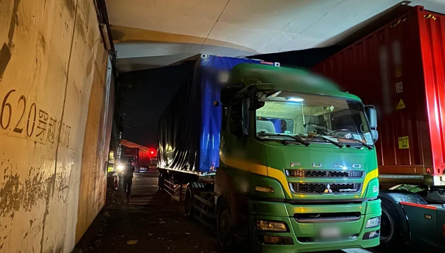 卡住了！大貨車未注意限高卡在涵洞中　嚴重造成交通堵塞