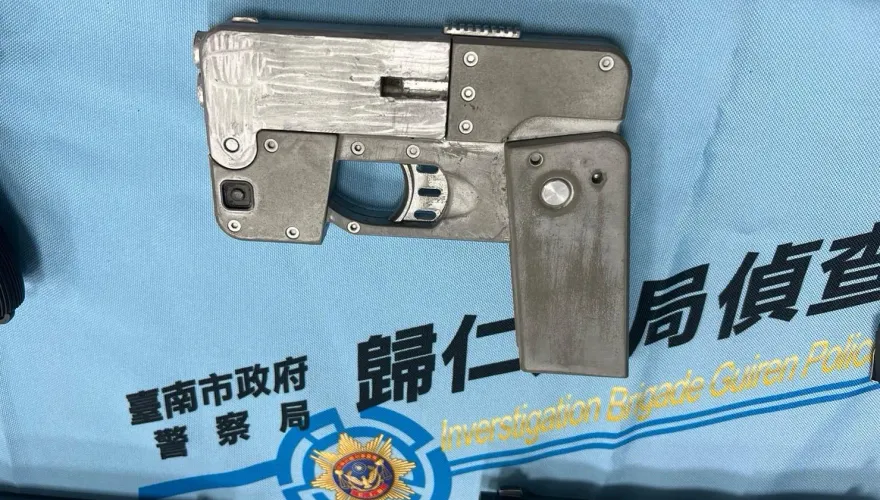 影/嚇！台南學生套房驚見「手機槍」還有土製炸彈　半夜改槍噪音露陷