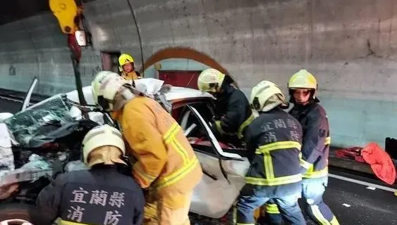 快訊/雪山隧道嚴重車禍！　轎車撞爛「駕駛受困駕駛座」送醫不治