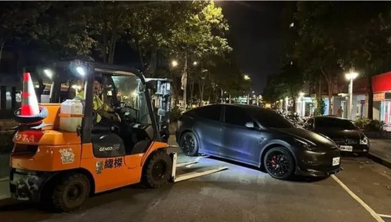 特斯拉停路邊車格半夜被「堆高機移到路中」　他看施工通知氣炸：那麼小
