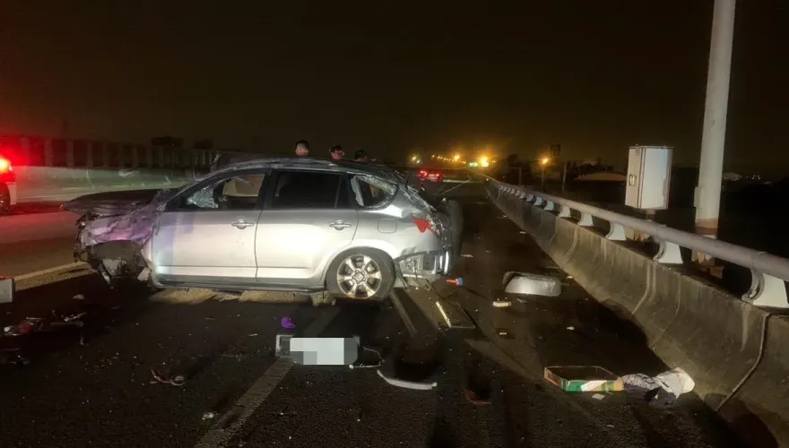 影/台中警誘捕車手！國4「緊追不捨」　嫌犯翻車2傷仆國道