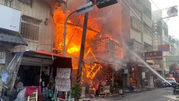 快訊/台中豐原商圈商家大火！火舌延燒2民宅、損失慘重