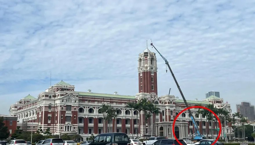總統府「保養升旗桿」！記者關心竟遭嗆　網友歪樓狂刷留言