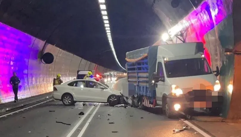 影/悲劇慘況曝！小貨車拋錨雪山隧道「司機急揮手」　轎車仍撞上釀1死