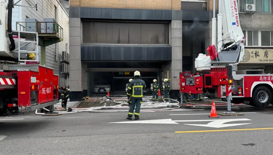 快訊/北市長春路環保大樓火警！2人受困獲救　民眾卻不顧冒濃煙執意要丟垃圾