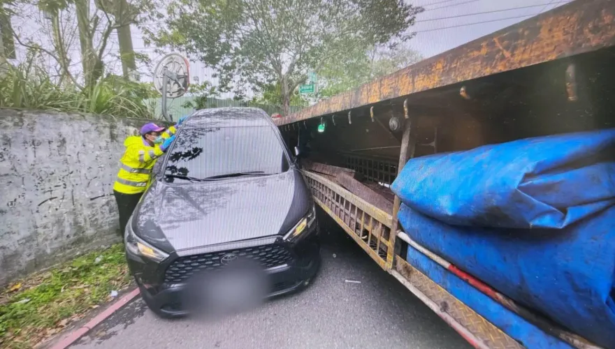 影/搶著右轉？桃園小轎車過彎被大貨車「夾到了」　慘卡路邊