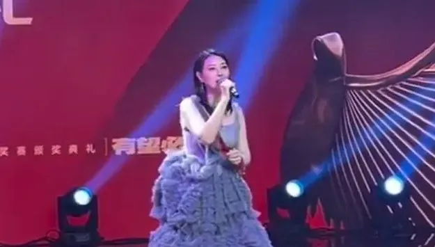 影/生前最後演出成絕響！周海媚頒獎典禮上獻唱《一生何求》