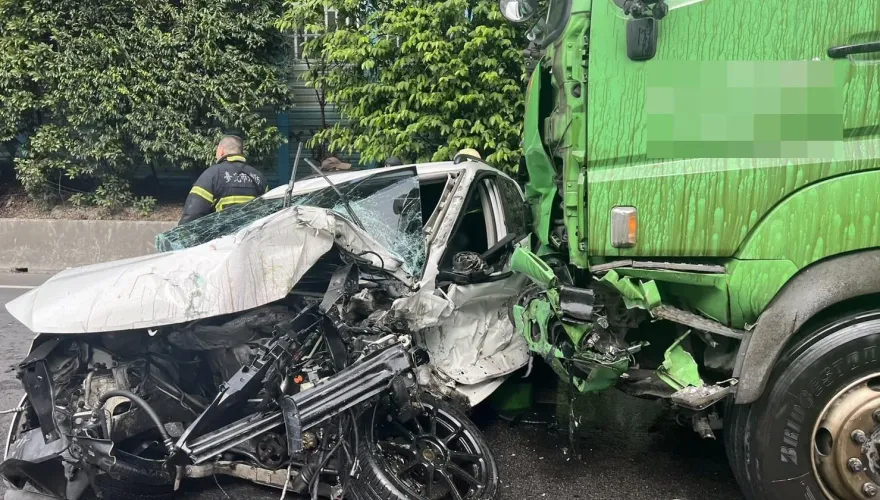 影/疑跨越雙白線「白車擠成鐵泥」！國1內湖段2大1小撞擊　女遭夾慘死