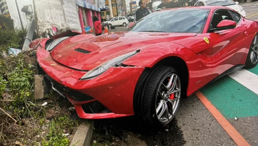 影/撞擊瞬間！中壢1710萬法拉利F12打滑自撞「恐花百萬修車」　駕駛才30歲