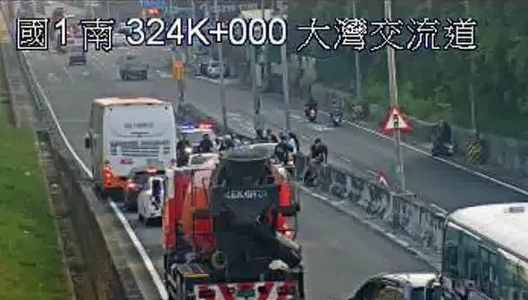 快訊/追撞完秒全武行！國1大灣交流道「猴群」圍車怒砸　出口交通一度癱瘓