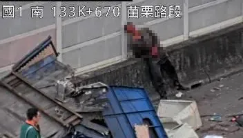 影/驚悚！男「全身血淋淋、手掌變形」貼牆求救　國1重大追撞慘狀曝
