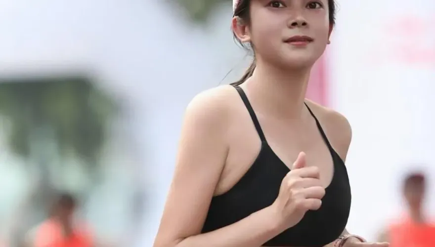 馬拉松美女跑者被抓包「修很大」！真實模樣曝　網傻眼：沒比較沒傷害