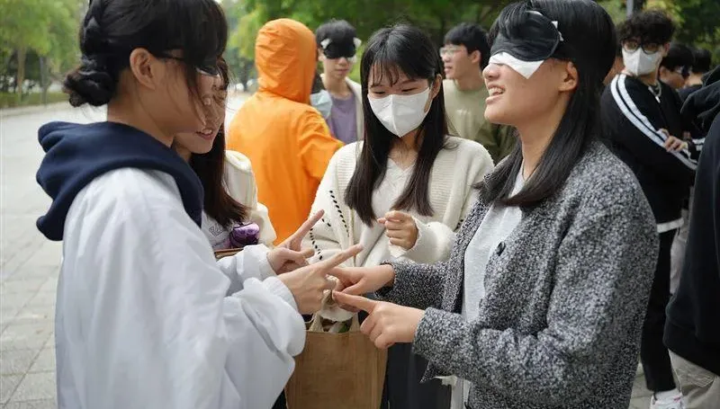 中興大學「全盲教授」開通識課　學生體驗無光生活：比想像中還可怕