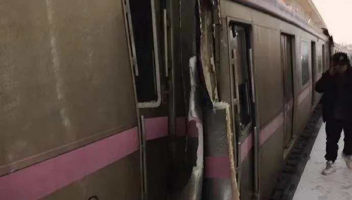 快訊/大陸北京地鐵列車行駛中突「斷成兩半」30多人受傷　現場畫面曝光