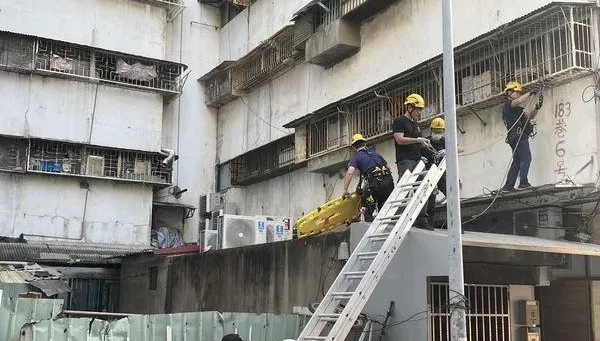 快訊/高雄鹽埕驚傳墜樓！男掉落遮雨棚卡冷氣架「無生命跡象」
