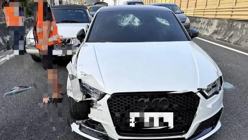 影/國道玩命追車！BMW飆速攔撞奧迪再狂砸　竟無照持毒下場慘