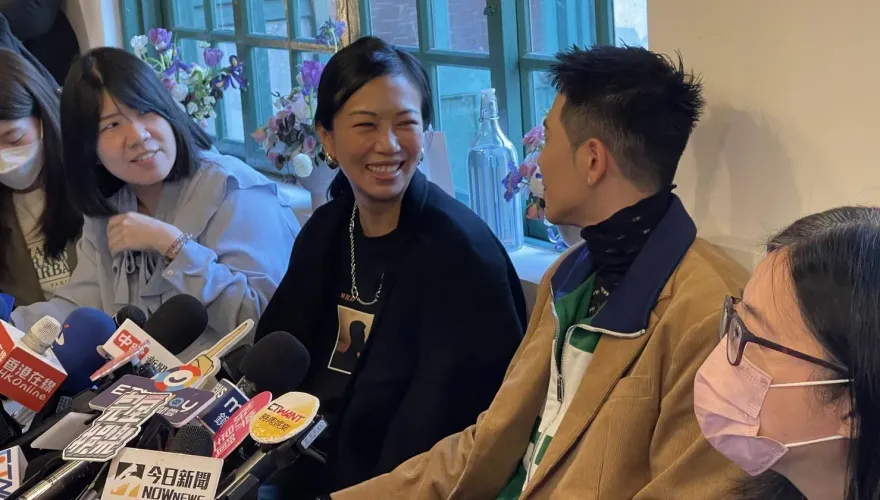 婚後首度現身！蕭敬騰甜牽愛妻　告白「世上最好的女人」