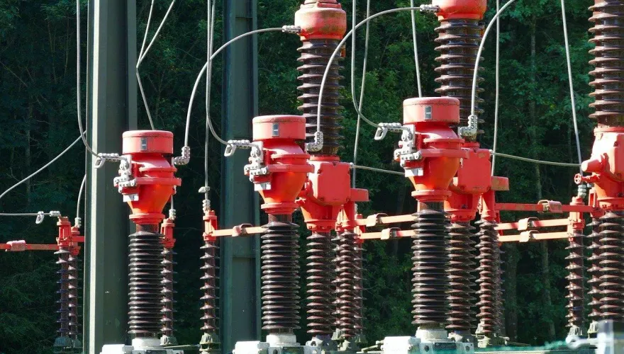 布魯克林發電廠輸電線路故障冒煙　紐約瞬間「短暫停電」影響5行政區