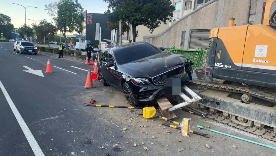 挑錯對象囉！台中賓士車衝撞挖土機　慘遭履帶完勝KO