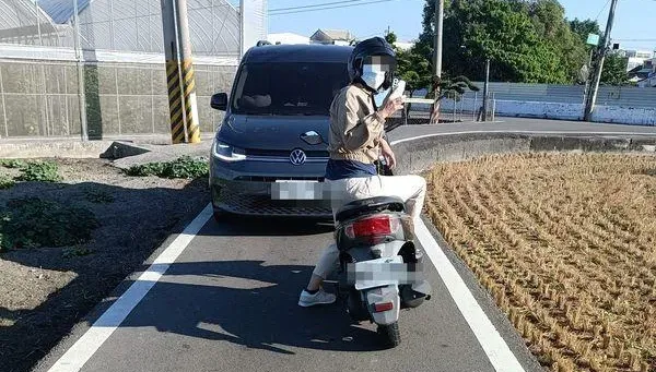 影/黑羊白羊！彰化妹子狹路相逢互不相讓　竟塞車僵持1小時…有夠狂