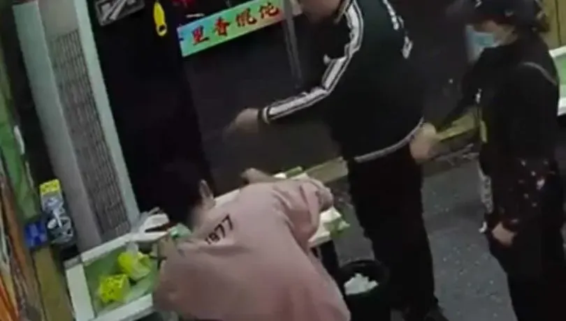 影/「醋」勁大發！小吃店老闆追打辱罵顧客　只因「調味料加太多」